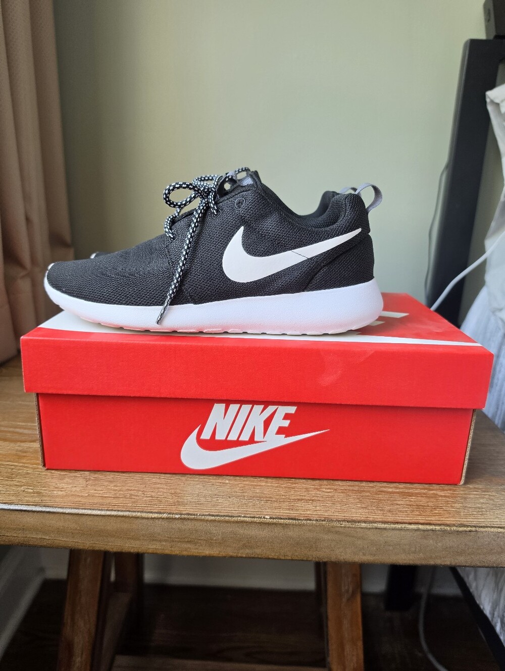 Nike Roshe 8 Black & White Lightweight Trainer